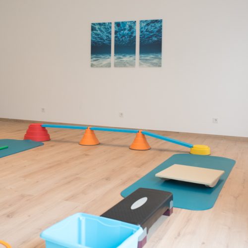 Bewegungsraum im Fixpunkt mit aufgebautem Kinderparcour