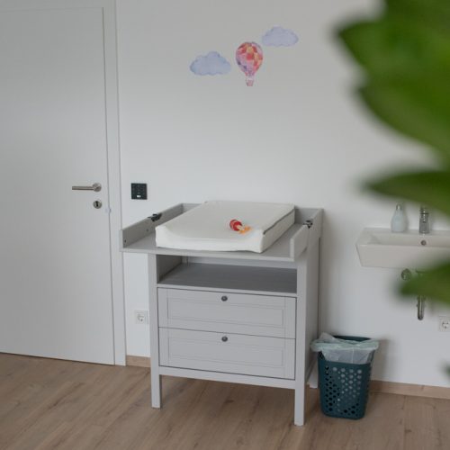 Wickeltisch in einem Therapieraum