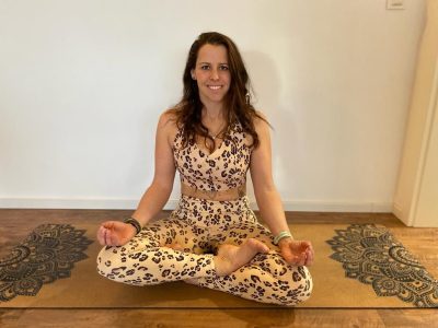 Doris Ortner im Yogasitz.